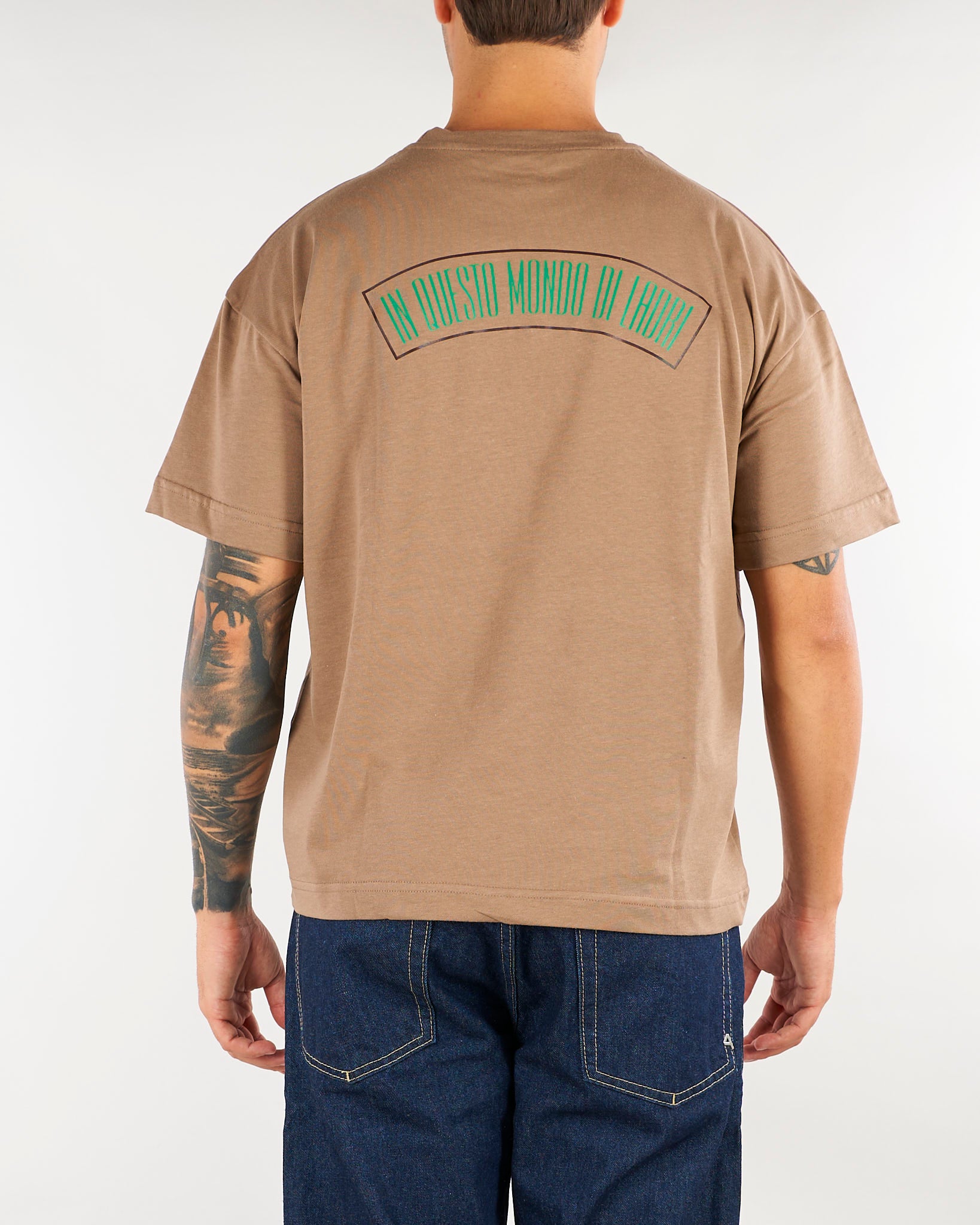 T-shirt Nocciola con stampa 'In questo mondo di Ladri' sul retro LADRI 65 3DICI 