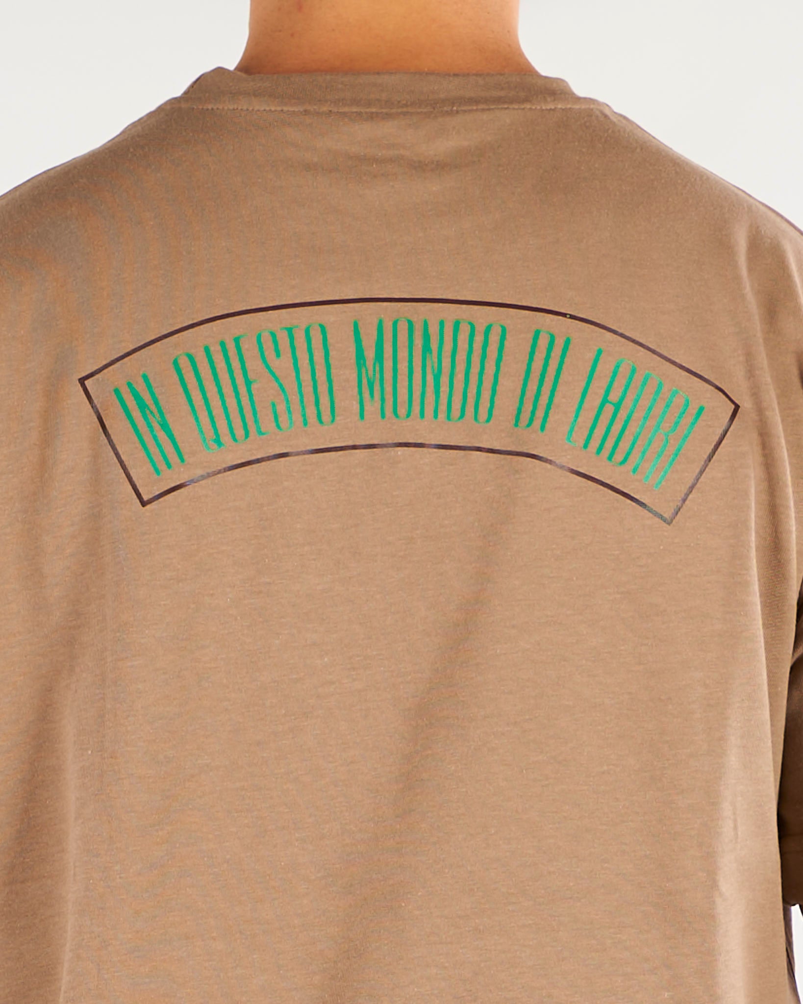 T-shirt Nocciola con stampa 'In questo mondo di Ladri' sul retro LADRI 65 3DICI 