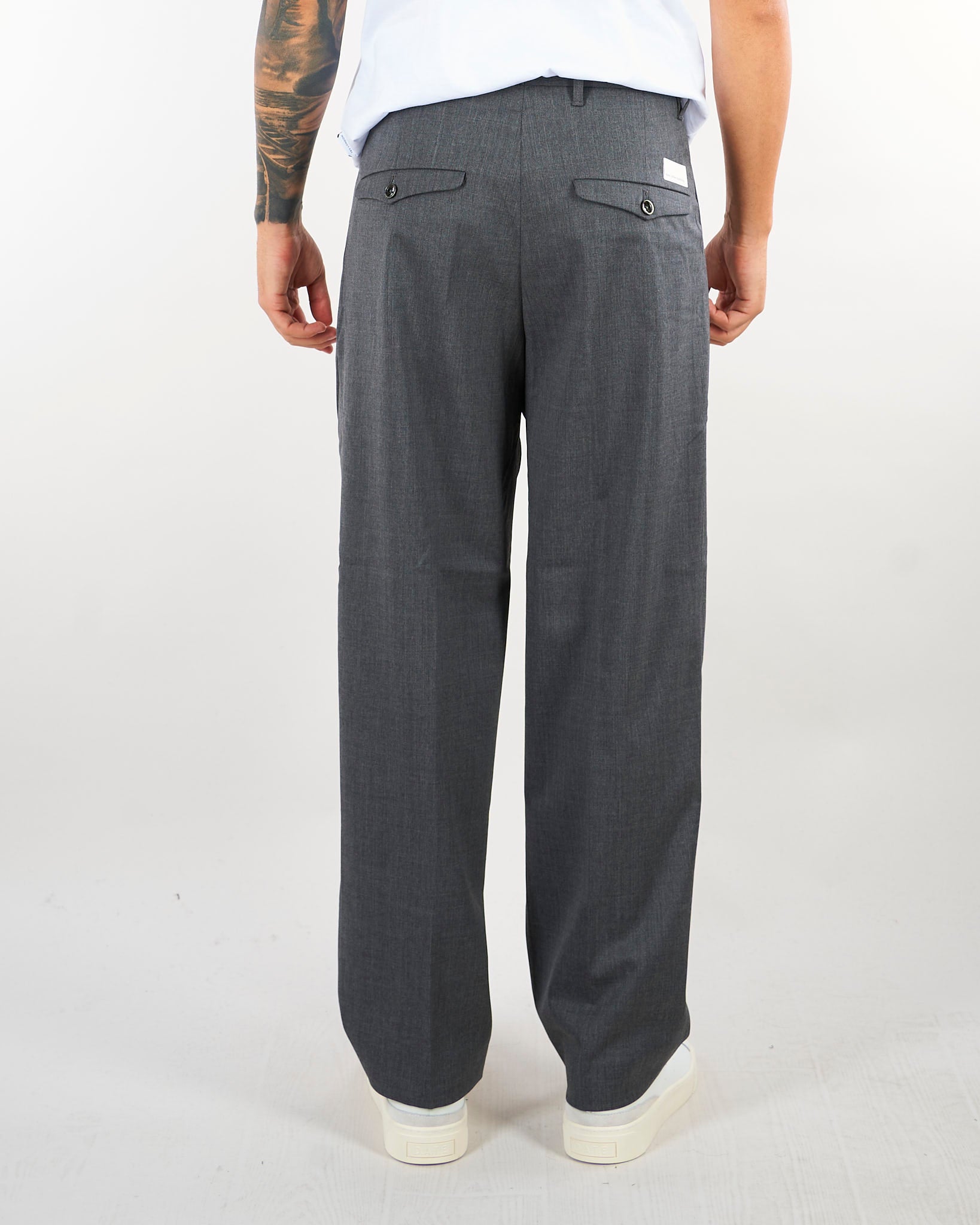 Pantalone Grigio in fresco lana con pences e gamba e fondo ampio KAI51 98 NINE:INTHE:MORNING 