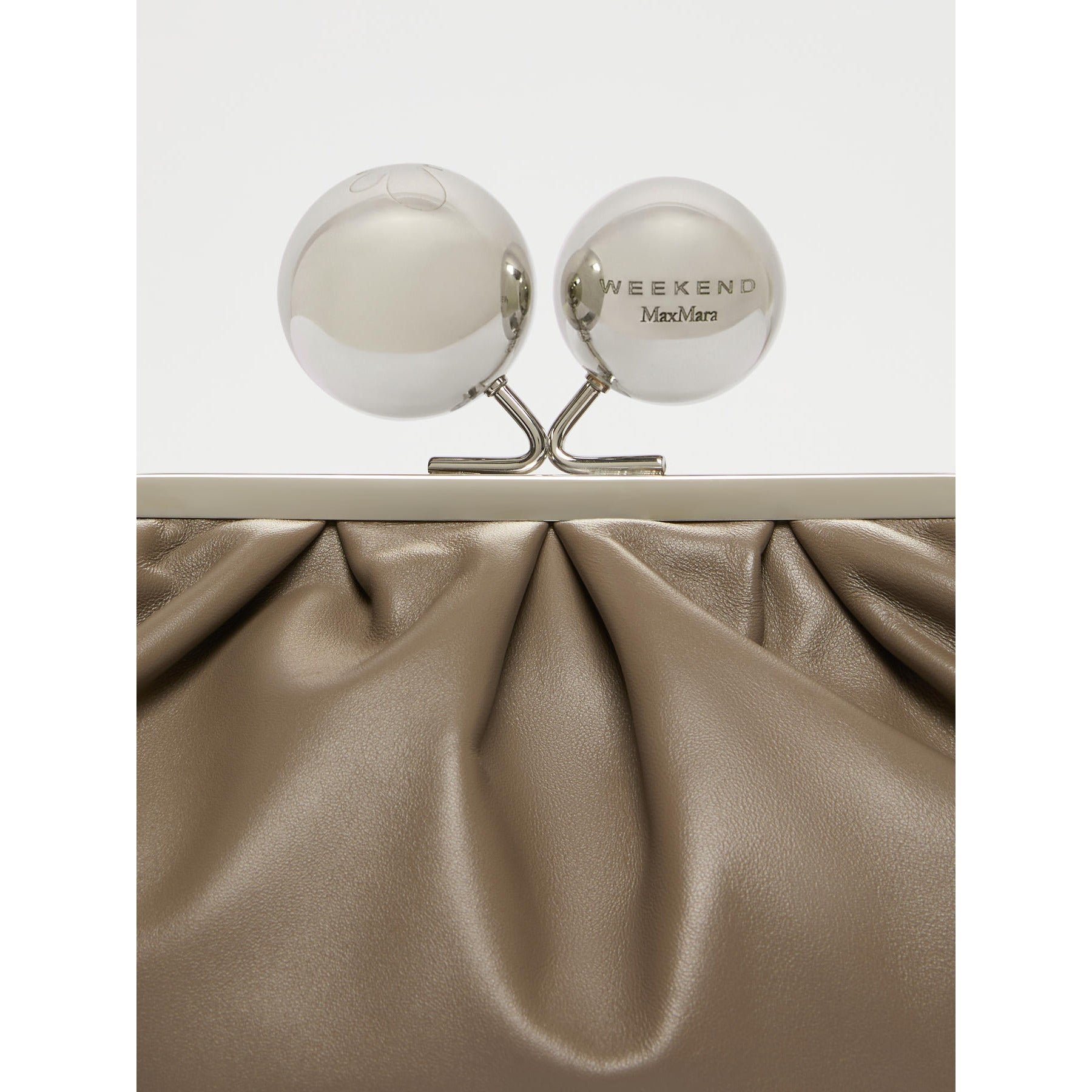 Borsa Tortora Pasticcino Bag medium in nappa lucida con maxi ball MILVANEW 97 WEEKEND MAX MARA 