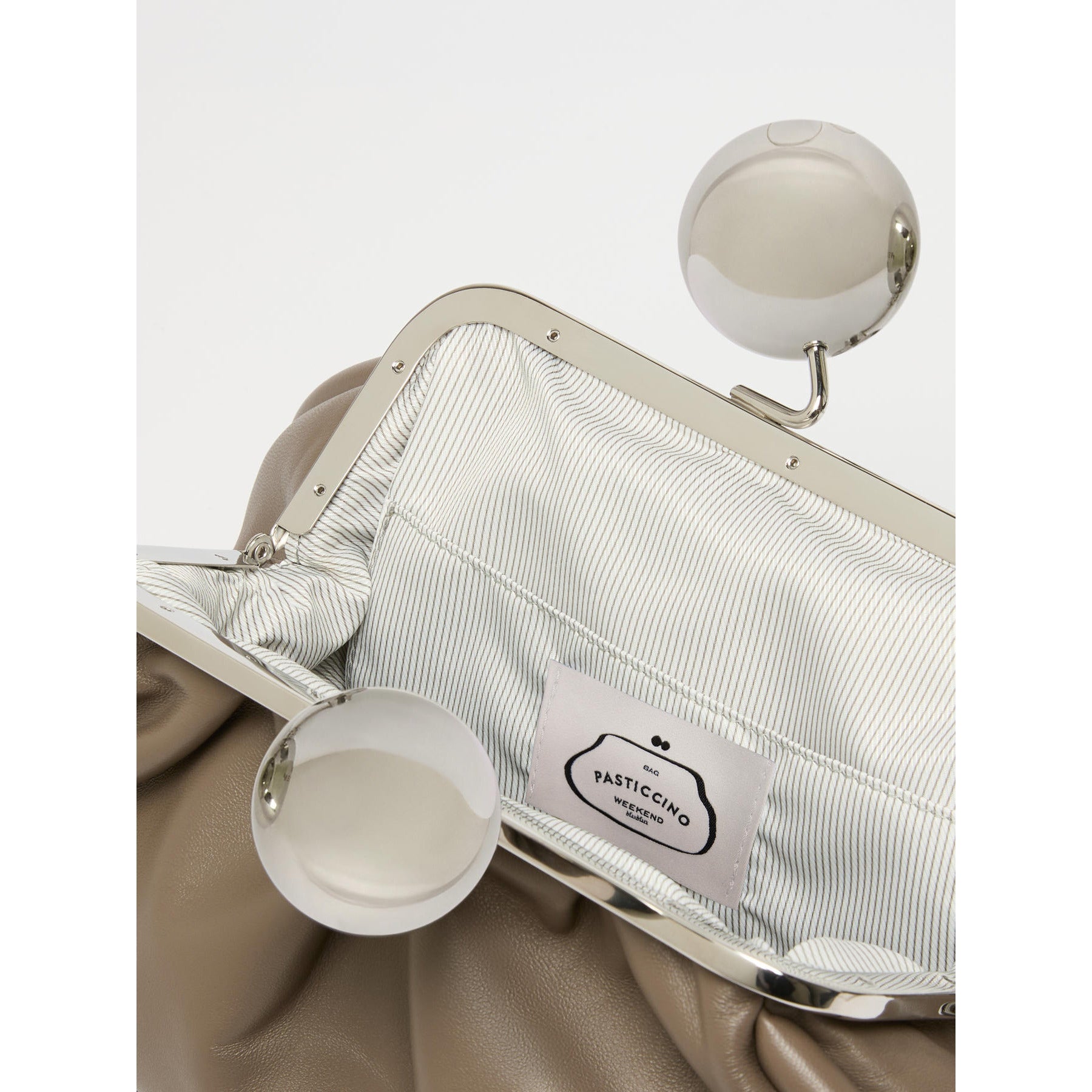 Borsa Tortora Pasticcino Bag medium in nappa lucida con maxi ball MILVANEW 97 WEEKEND MAX MARA 