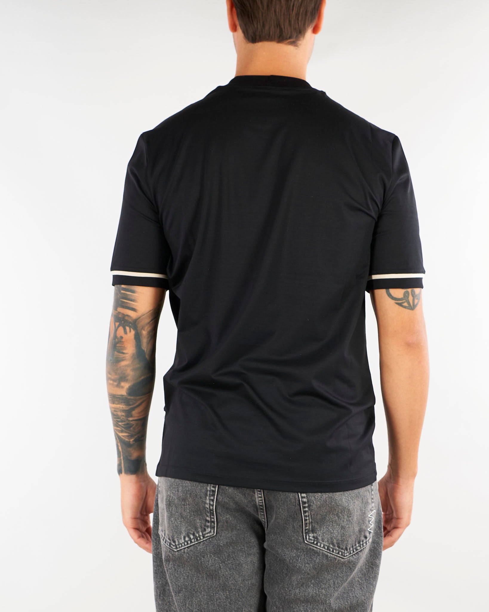 T-shirt Nero in cotone mercerizzato con profili a contrasto XM4321 99 YES LONDON 