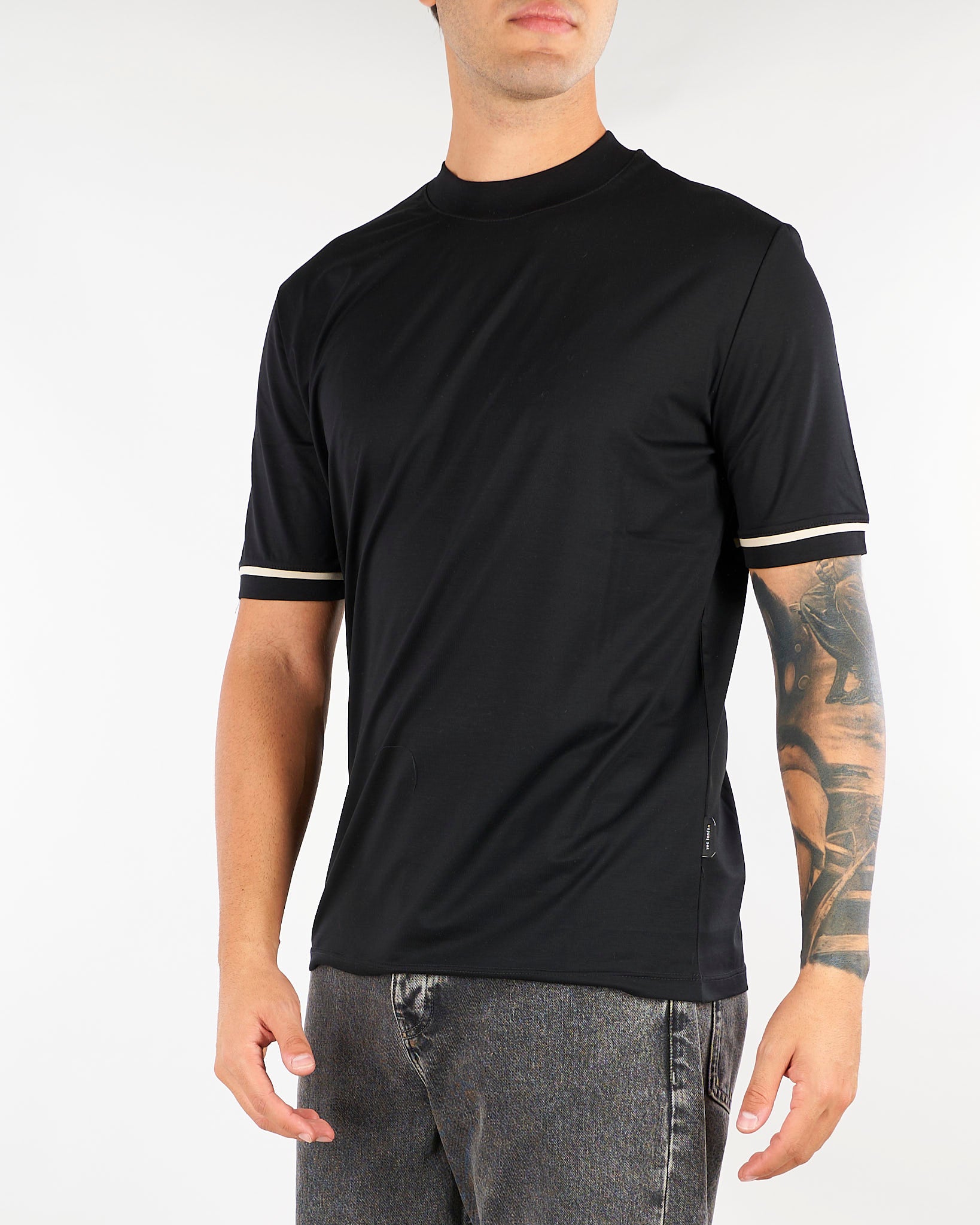 T-shirt Nero in cotone mercerizzato con profili a contrasto XM4321 99 YES LONDON 