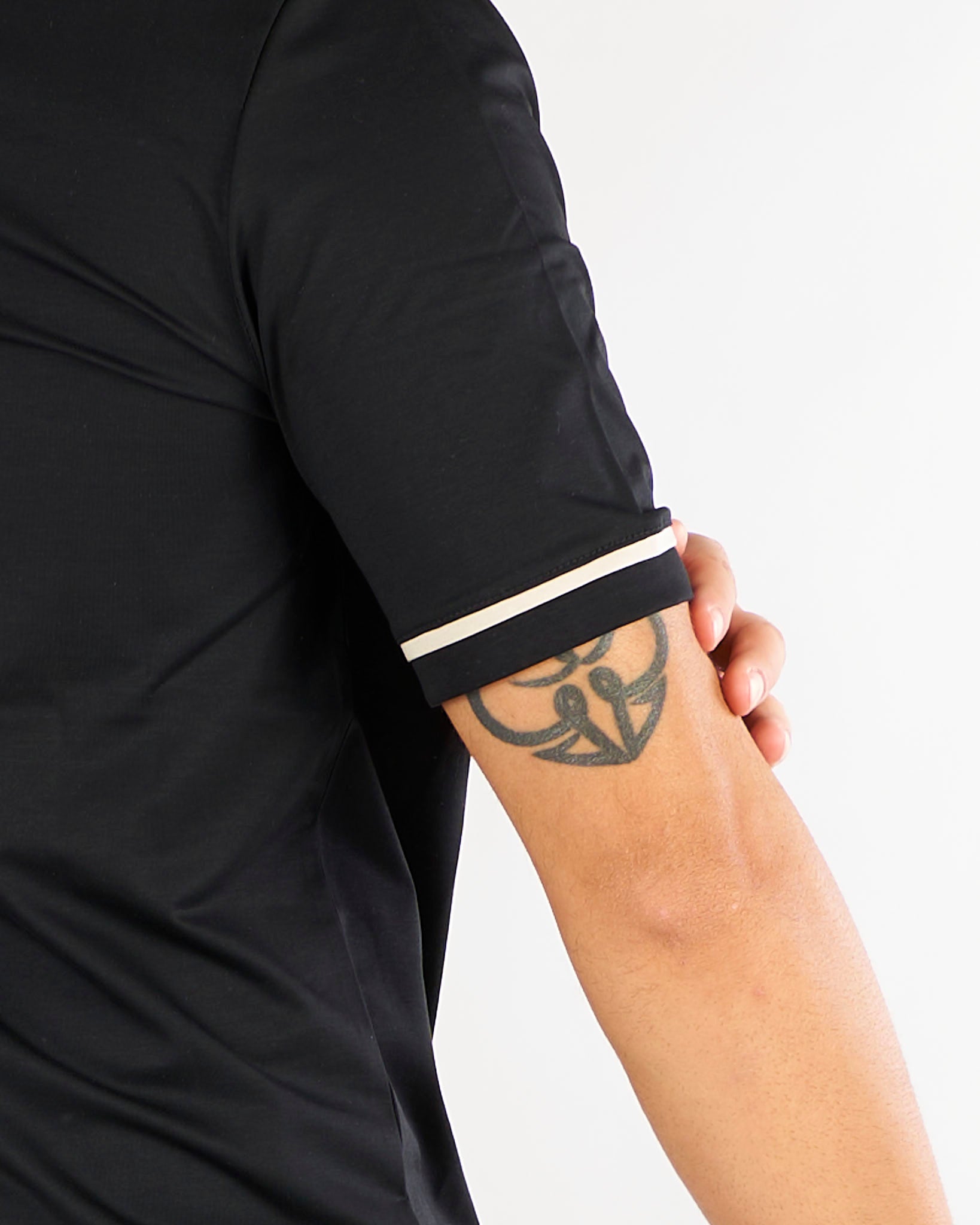 T-shirt Nero in cotone mercerizzato con profili a contrasto XM4321 99 YES LONDON 