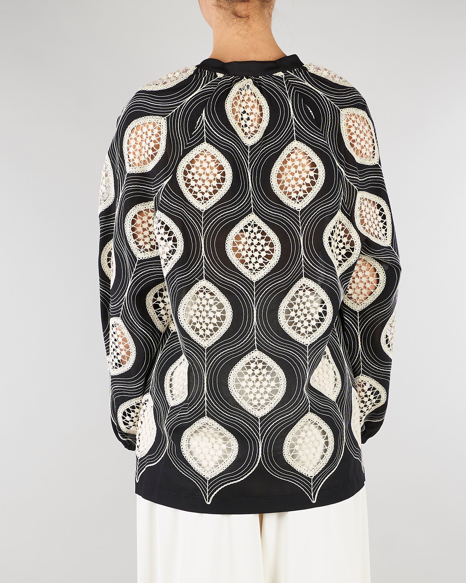 Blusa Nero-Bianco con ricami D3209763 01 CLIPS 