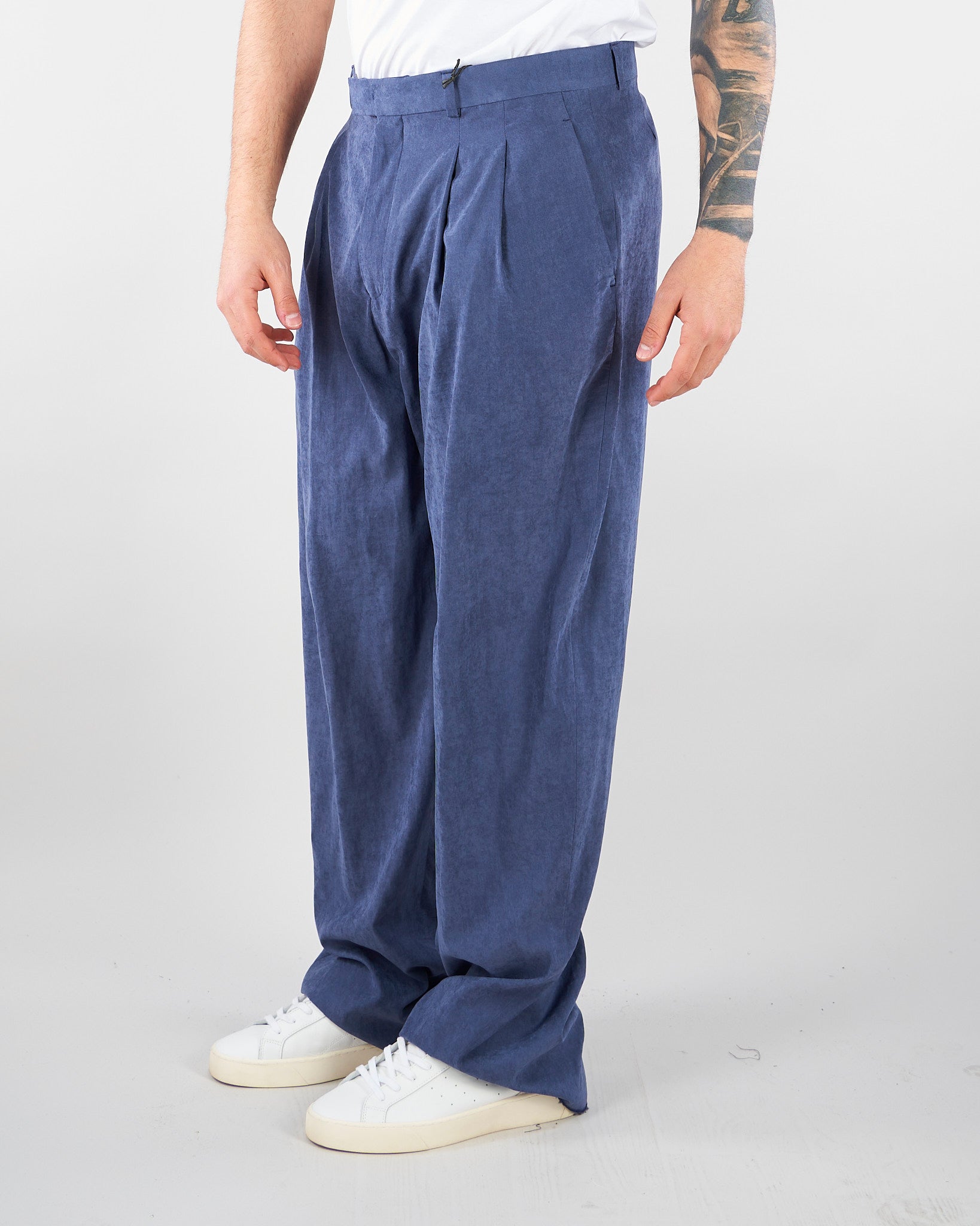 Pantaloni Blu con pences in tessuto effetto cupro EM005614TE20601 UB047 EMPORIO ARMANI 