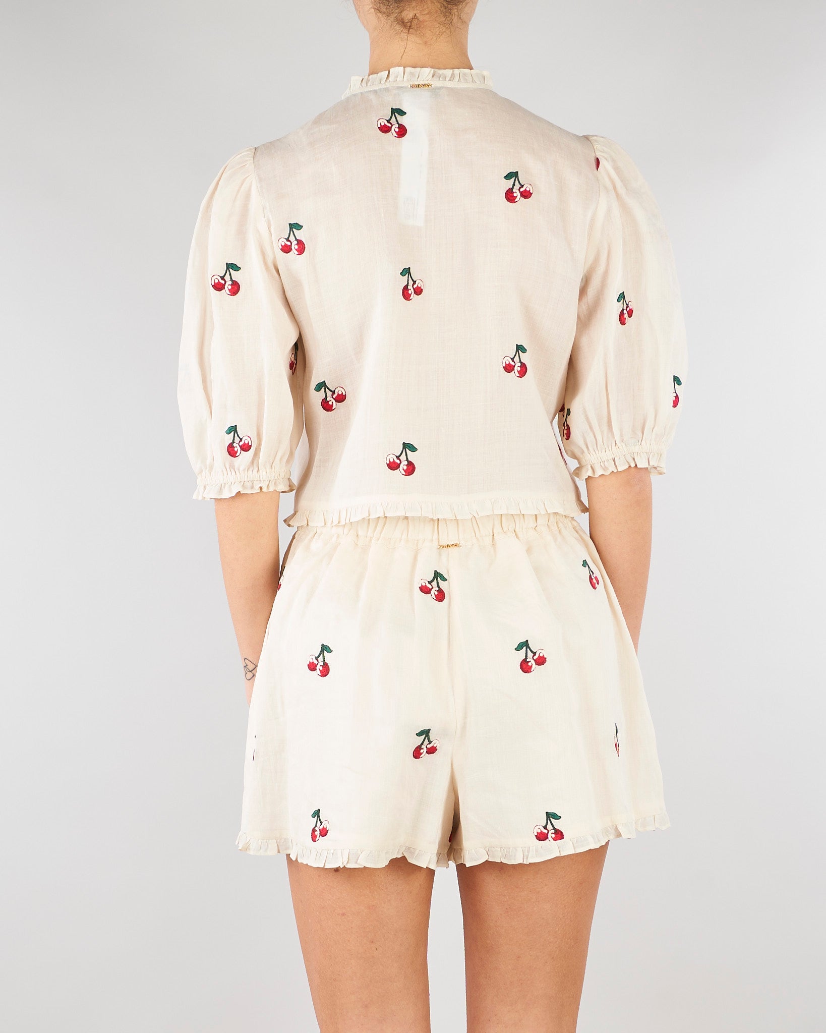 Camicia cropped Crema in ramiè con ricami ciliegie TT2420 13577 TWIN SET 
