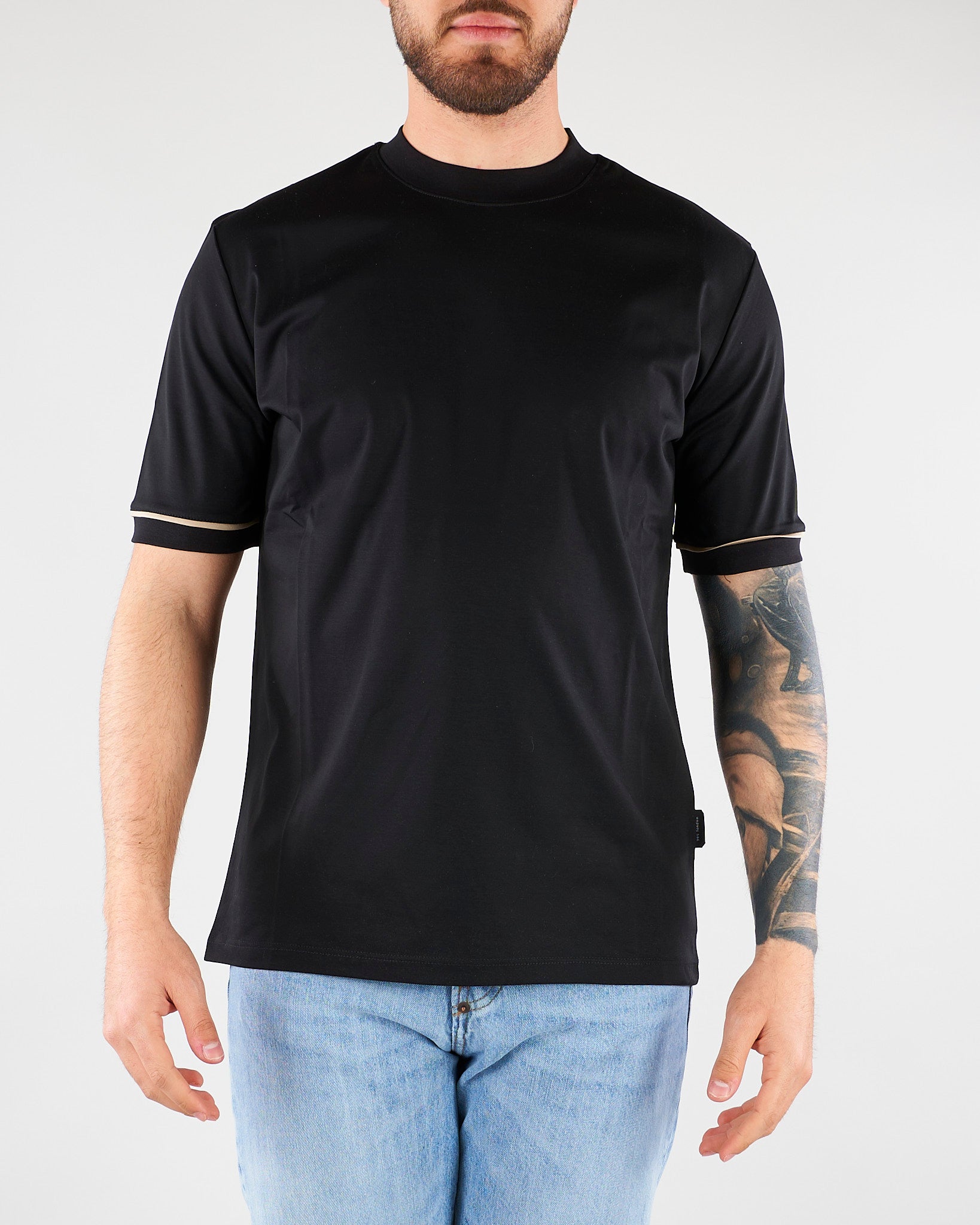 T-shirt Nero in cotone mercerizzato con profilo maniche a contrasto XM4292 99 YES LONDON 
