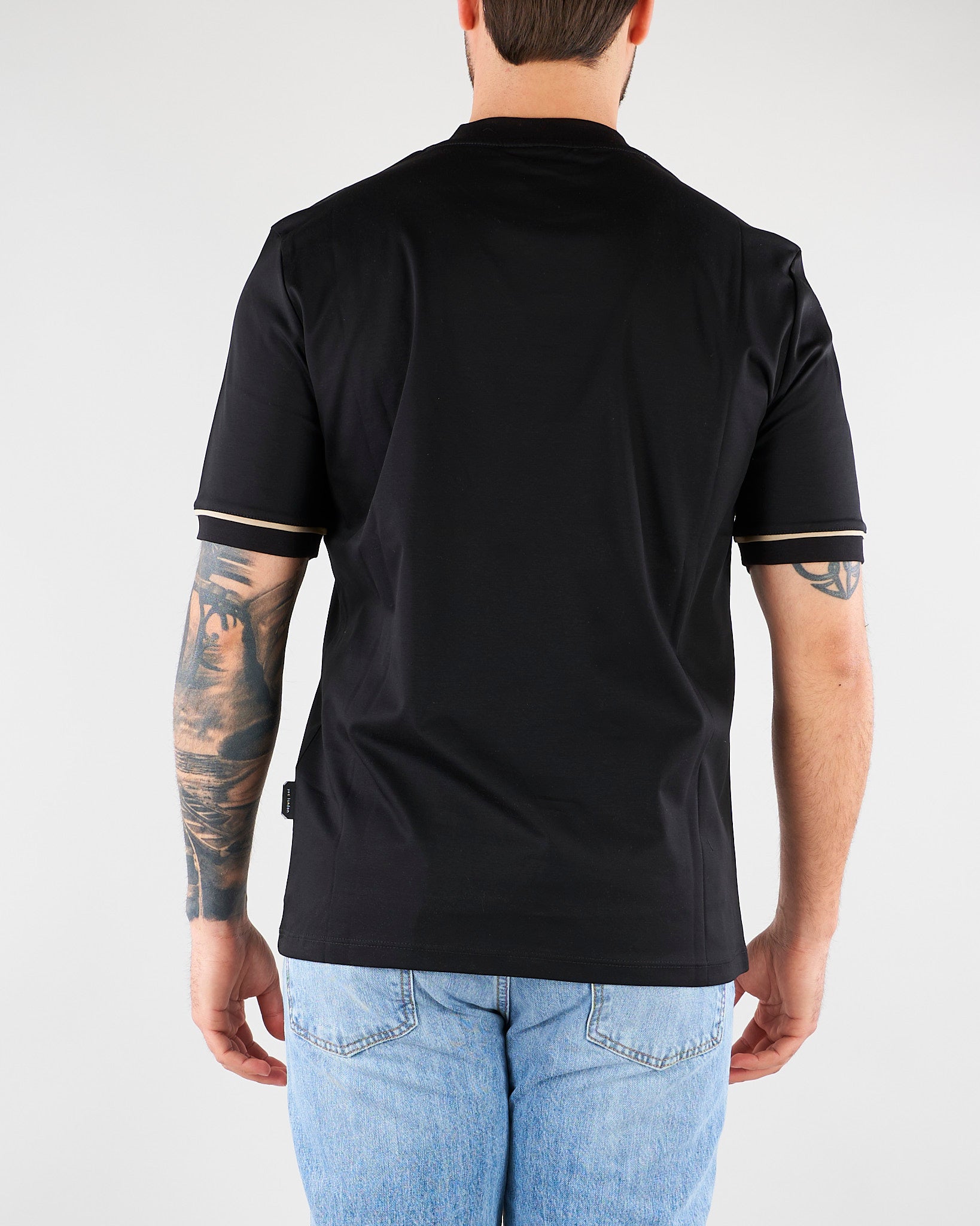 T-shirt Nero in cotone mercerizzato con profilo maniche a contrasto XM4292 99 YES LONDON 