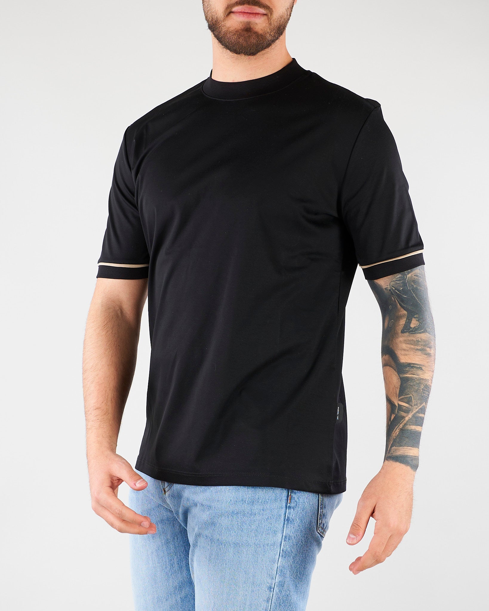 T-shirt Nero in cotone mercerizzato con profilo maniche a contrasto XM4292 99 YES LONDON 