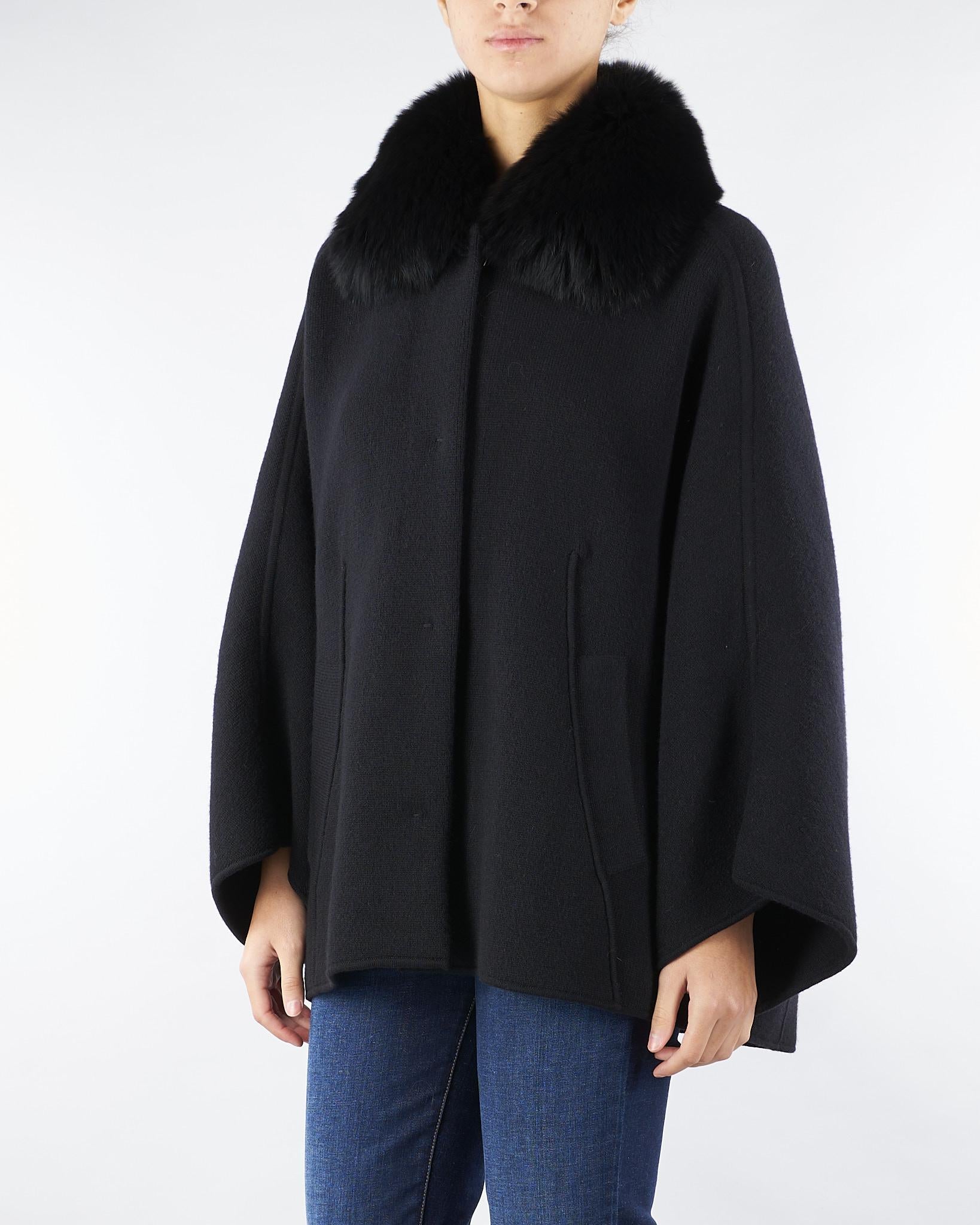 Mantella Nero in pura lana merinos con inserti in vera pelliccia P2512VO 99 GIOVI 