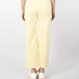 Jeans in cotone tinto con charm logato