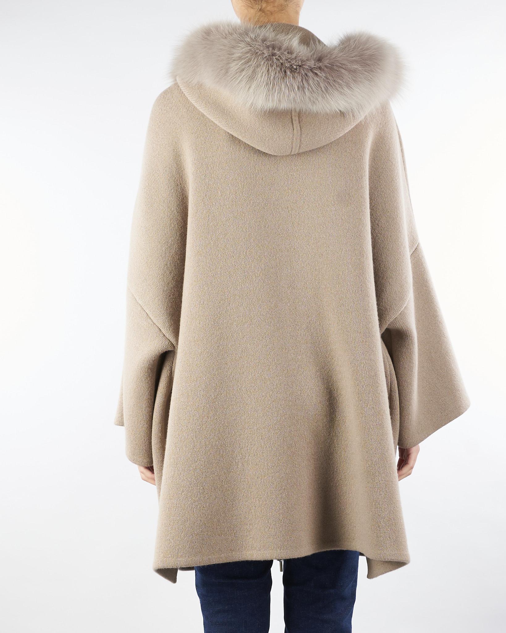 Mantella Sabbia in pura lana merinos con inserti in vera pelliccia P2514VO 02 GIOVI 