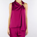 Top Magenta con collo asimmetrico e dettaglio in metallo