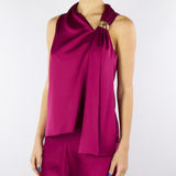 Top Magenta con collo asimmetrico e dettaglio in metallo