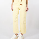 Jeans in cotone tinto con charm logato