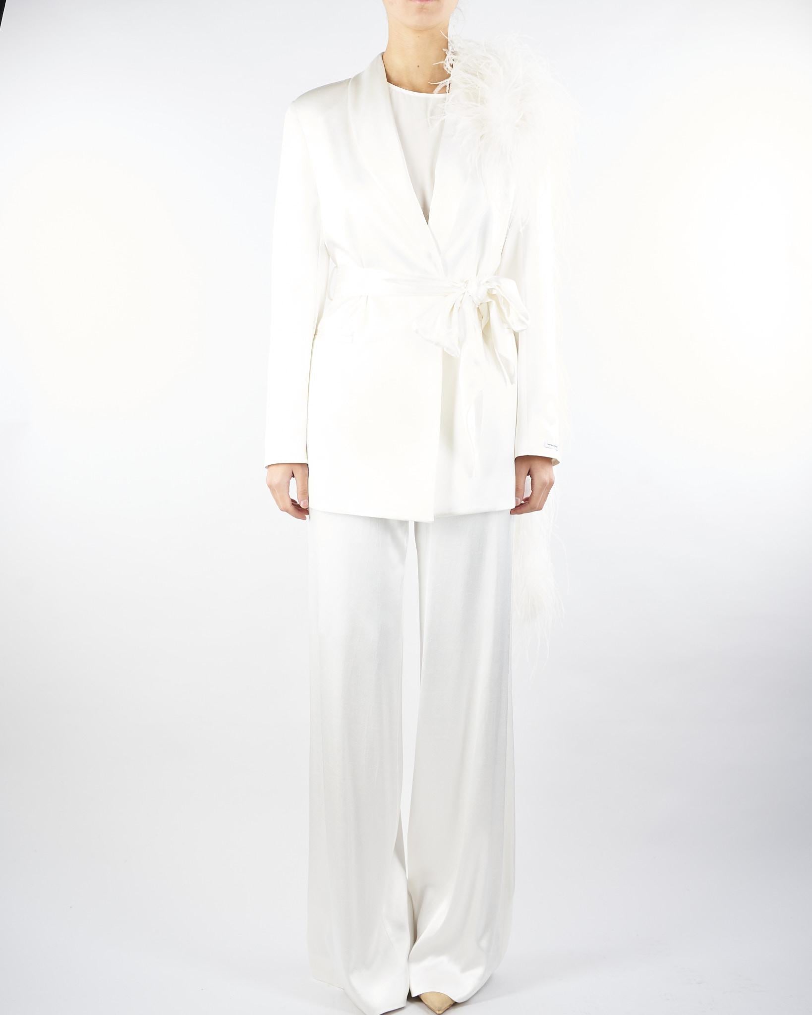 Tailleur Bianco con piume AT139 1 ATELIER LEGORA 