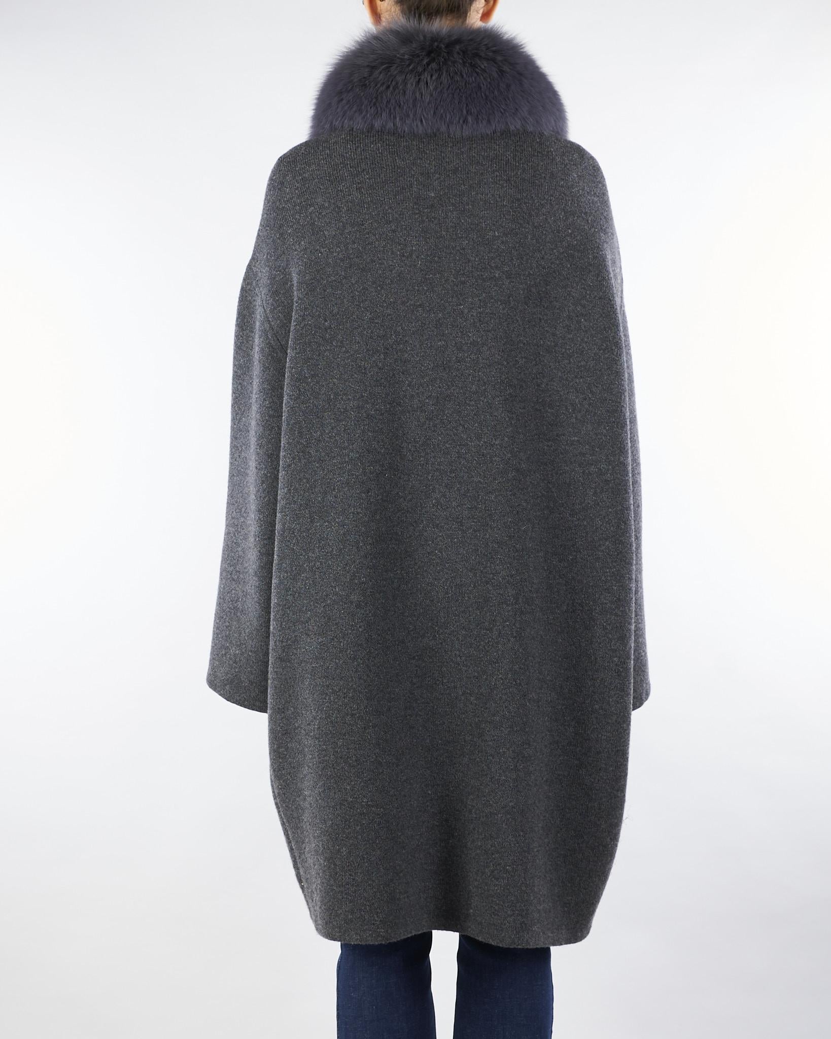 Mantella Antracite in pura lana merinos con inserti in vera pelliccia P2515VO 90 GIOVI 