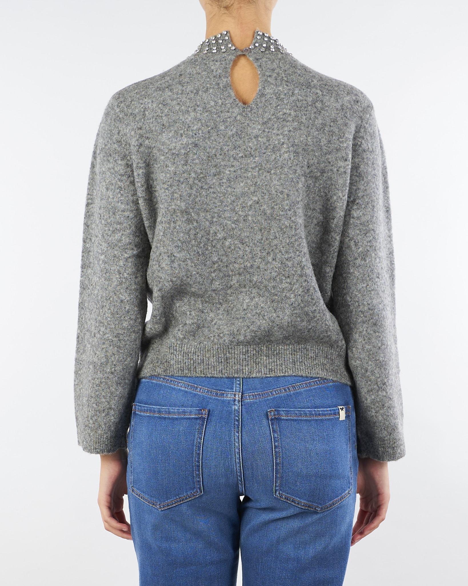 Maglia Grigio in alpaca e lana con pietre gioiello sul collo MT3819910723 913 SEVENTY 