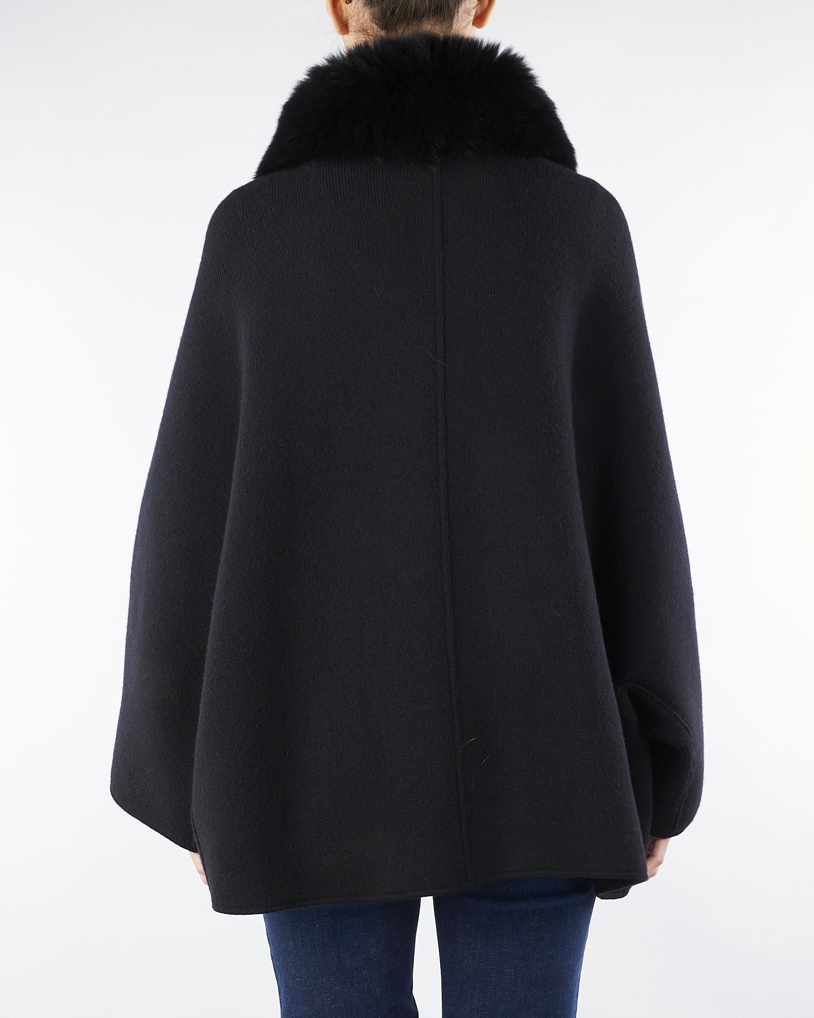 Mantella Nero in pura lana merinos con inserti in vera pelliccia P2512VO 99 GIOVI 