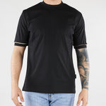 T-shirt Nero in cotone mercerizzato con profilo maniche a contrasto XM4292 99 YES LONDON 