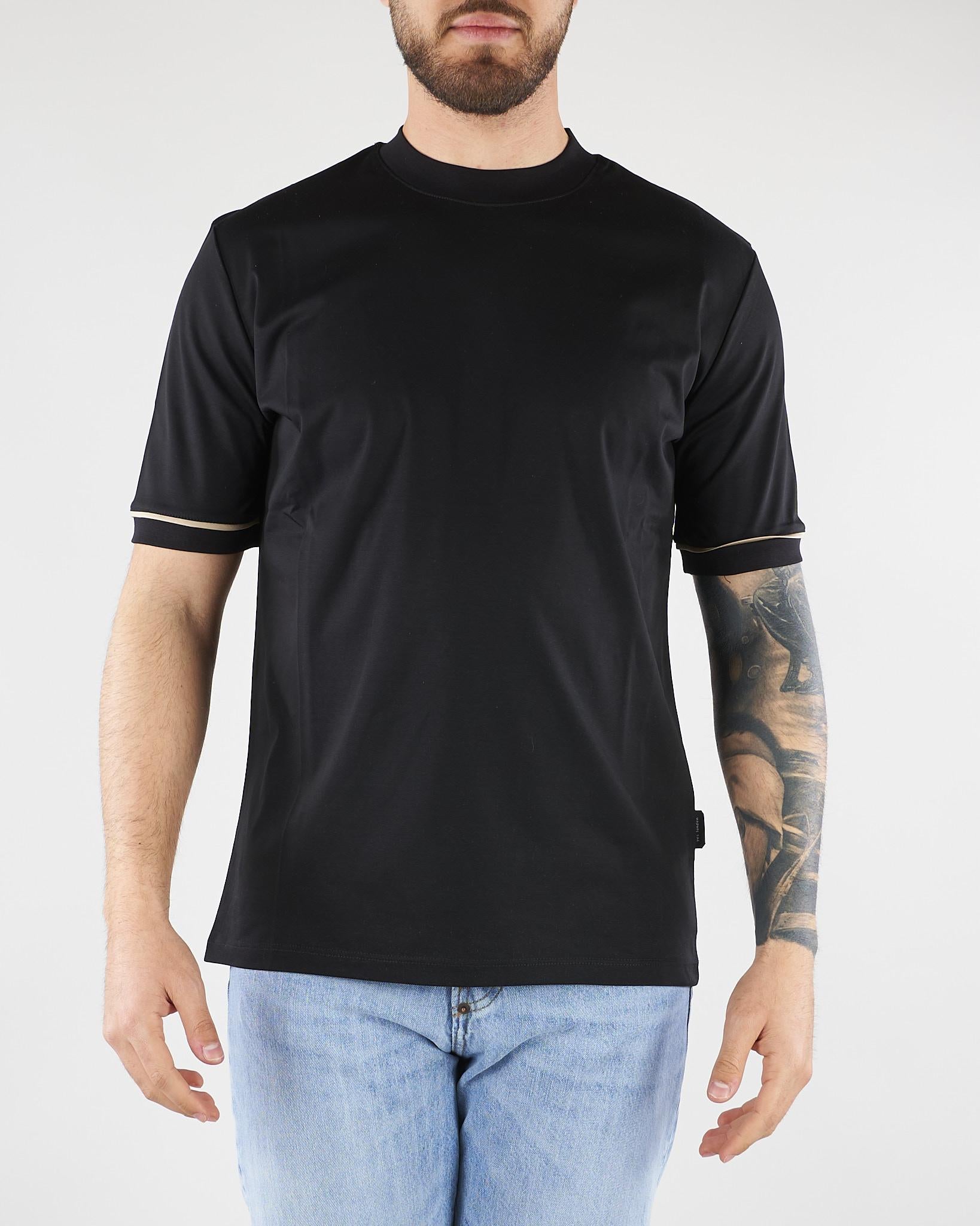 T-shirt Nero in cotone mercerizzato con profilo maniche a contrasto XM4292 99 YES LONDON 