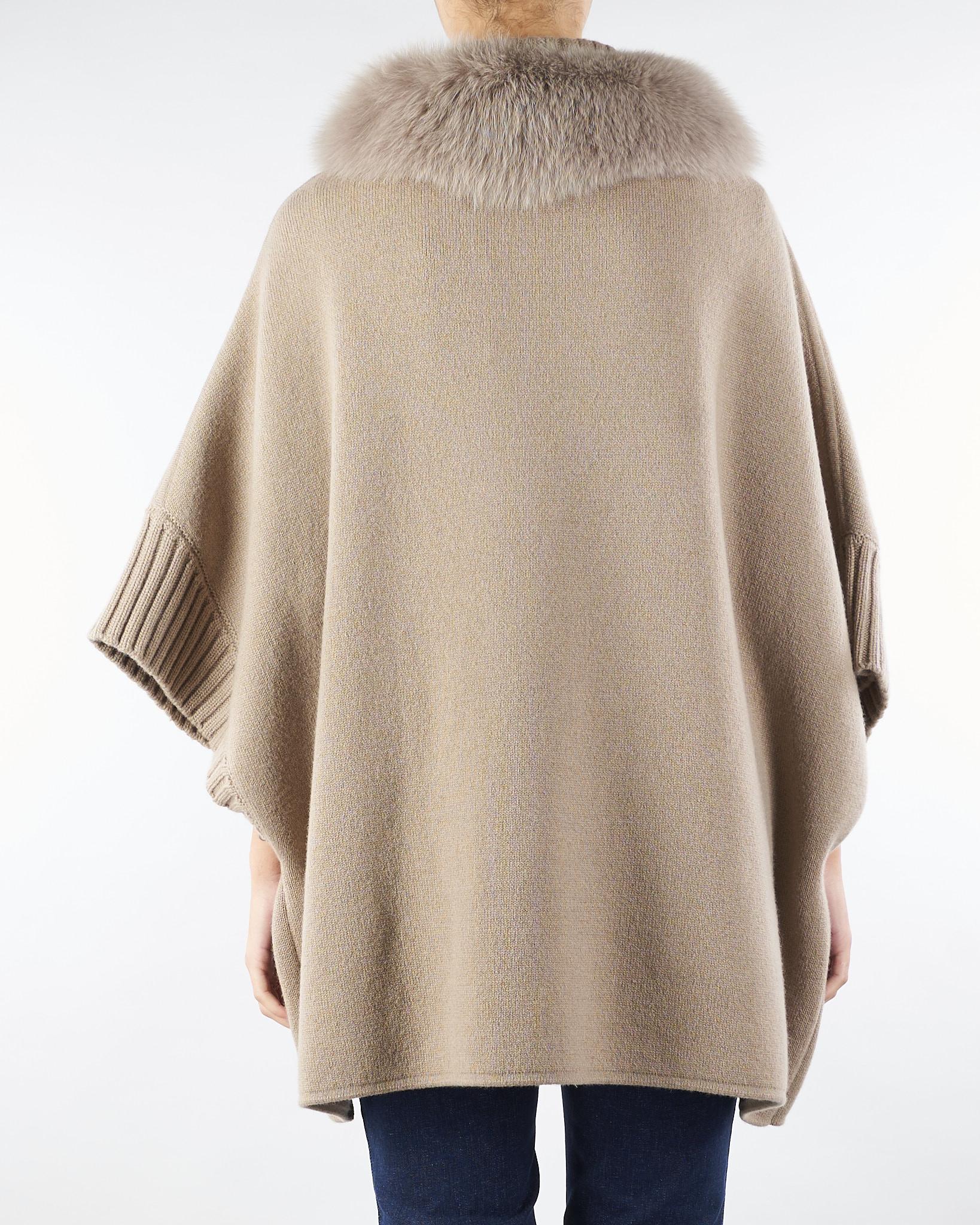 Mantella Sabbia in pura lana merinos con inserti in vera pelliccia P2510VO 02 GIOVI 