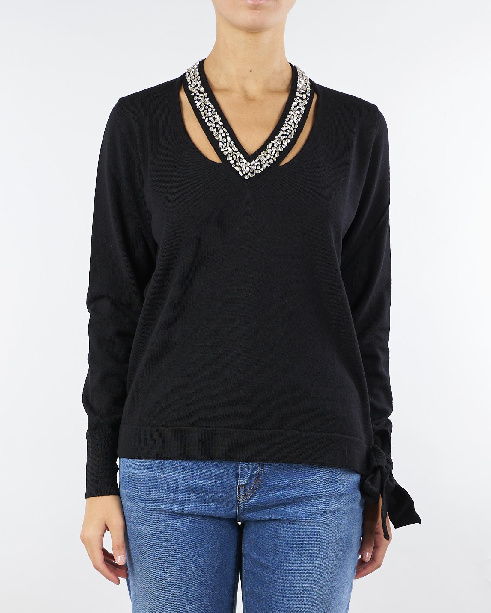 Maglia Nero in pura lana con ricamo gioiello sullo scollo C8355725 1 CLIPS 