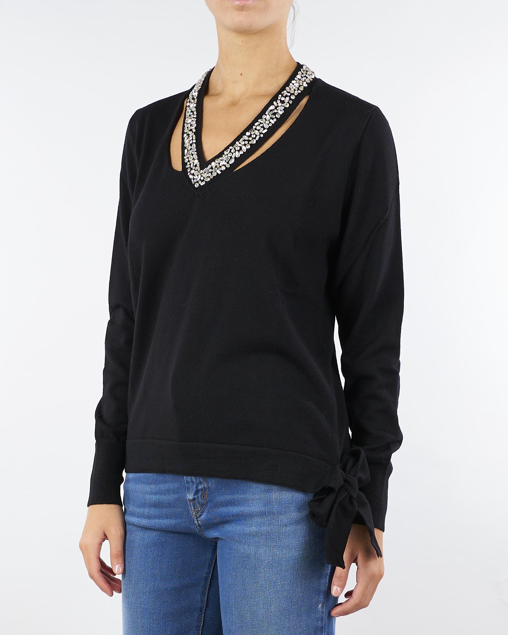 Maglia Nero in pura lana con ricamo gioiello sullo scollo C8355725 1 CLIPS 