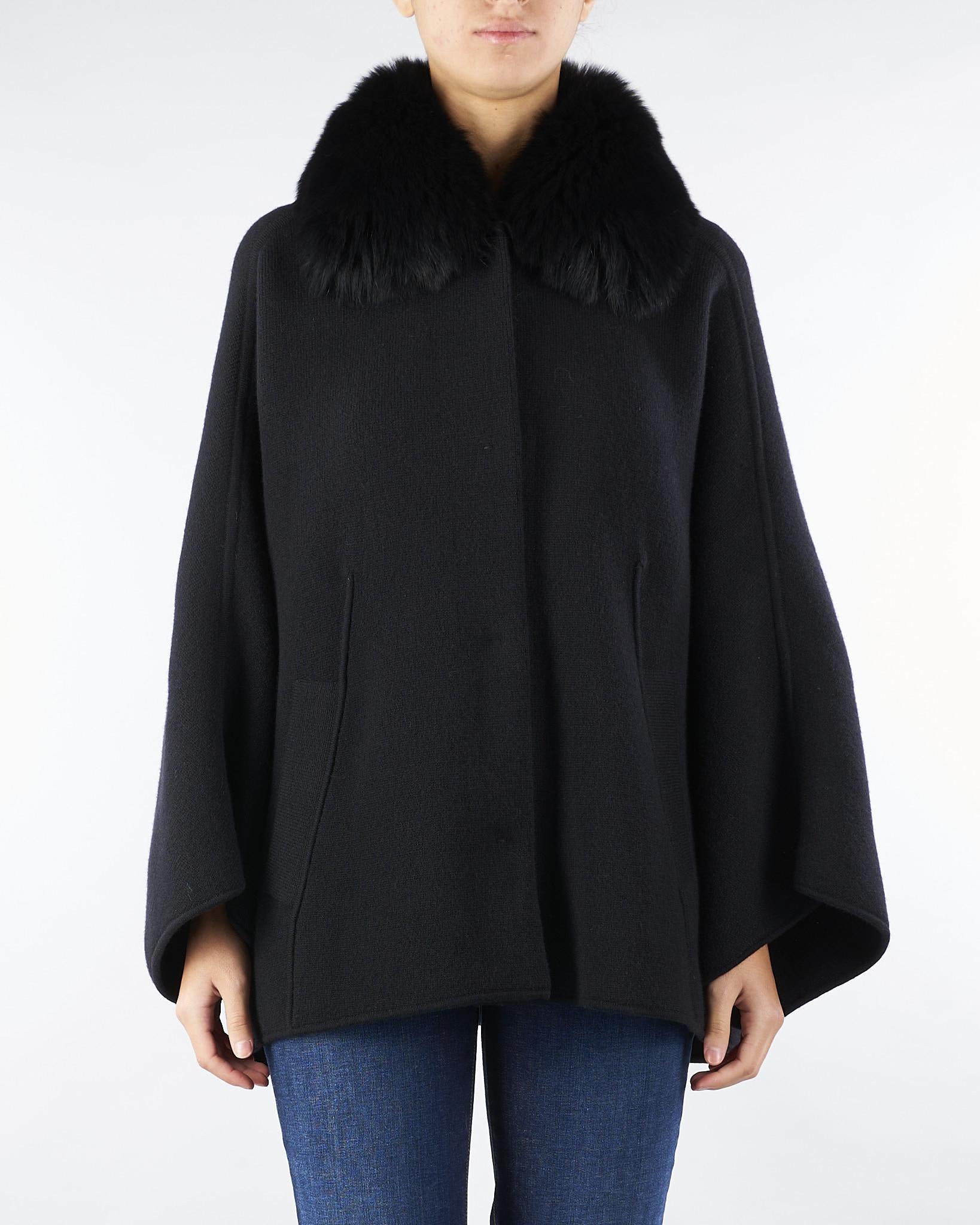 Mantella Nero in pura lana merinos con inserti in vera pelliccia P2512VO 99 GIOVI 