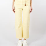 Jeans in cotone tinto con charm logato