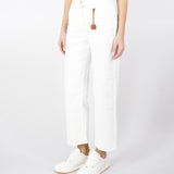 Jeans in cotone tinto con charm logato