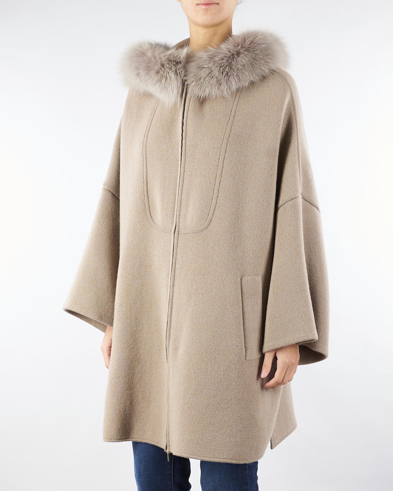 Mantella Sabbia in pura lana merinos con inserti in vera pelliccia P2514VO 02 GIOVI 