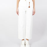 Jeans in cotone tinto con charm logato